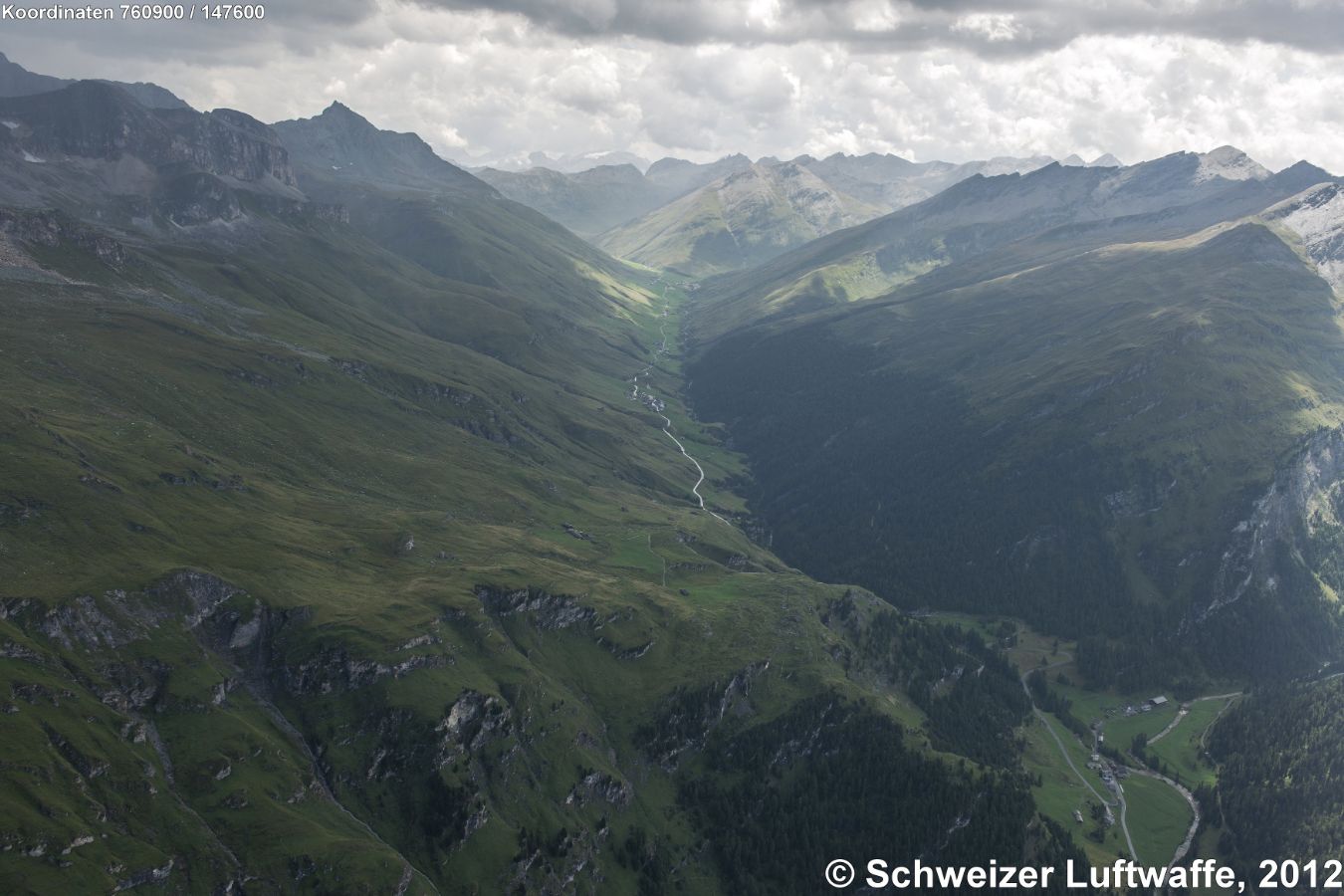 Talschaft Avers, Blick gegen SE - Rechts unten im Bild Position 2'757'244.04, 1'149'388.24: Zusammenfluss Madrischer Rhein (von rechts her) in den Averser Rhein. Siedlung: 'Cröter Boda - Uf der Balma'. Strasse nach Juf. Erste Siedlung Bildmitte: Cresta (Position 2'759'275.87, 1'148'944.63). Ganz hinten in der Talgabelung: 'Louretsch Hus'. Von hier gegen links (E) geht's nach Juf, gegen rechts (S) ins Bergalgatal zum Bergalgapass ins Bergell nach Soglio.
